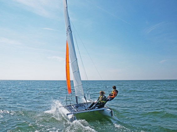 Apprendre la voile sur un catamaran de sport