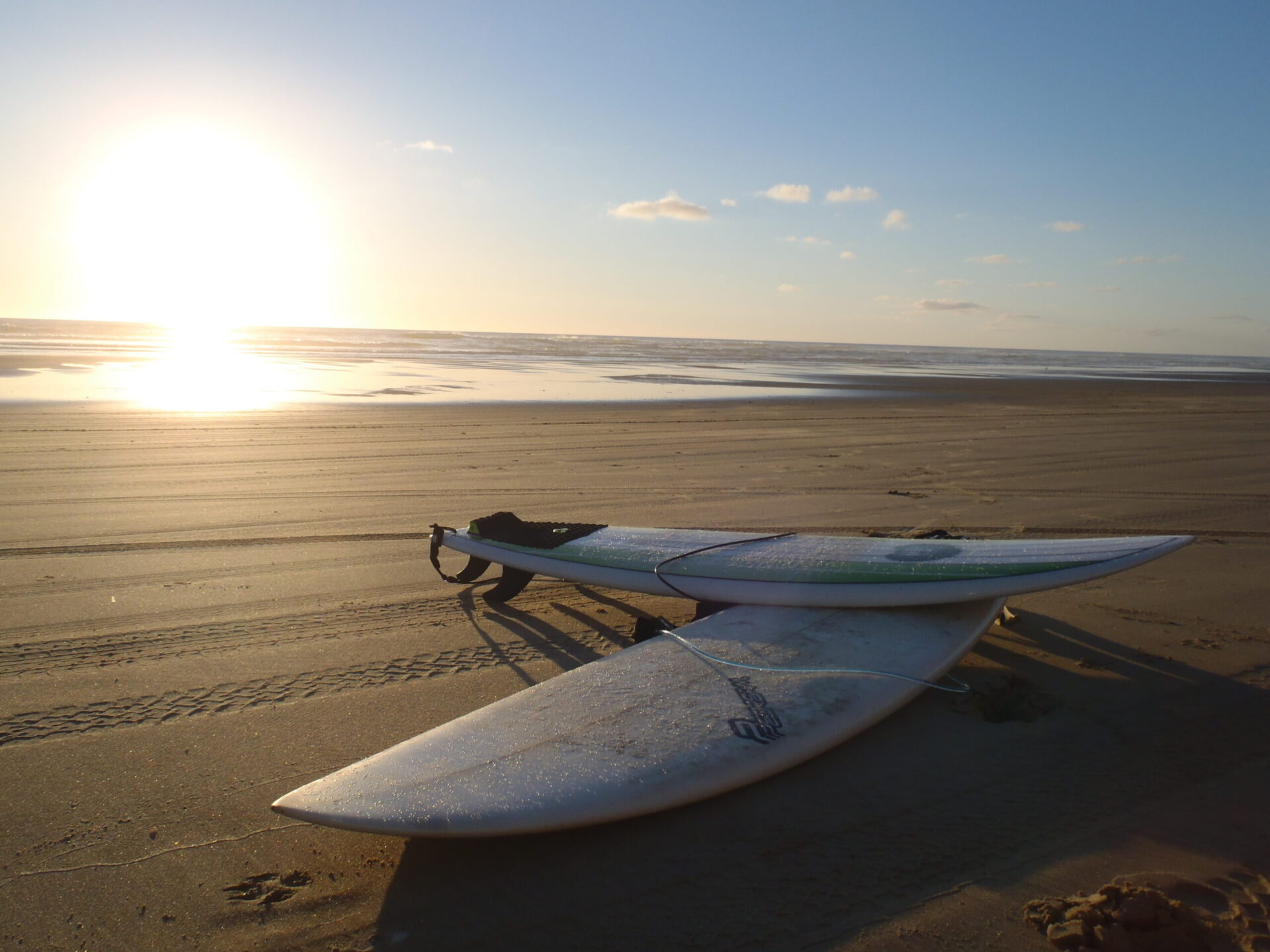 Planches de surf sur plage