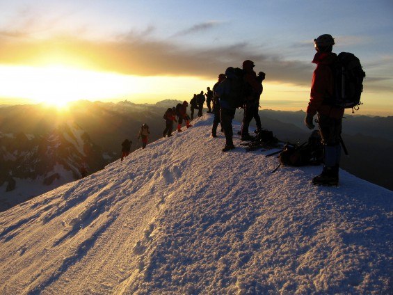 Des alpinistes au sommet du Mont Blanc, l'une des ascensions les plus connues au monde