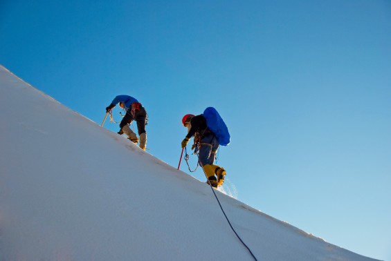 L'alpinisme requiert un équipement spécifique, et les chaussures y jouent un rôle crucial !