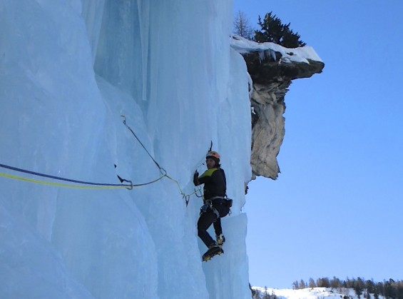 Initiation à la cascade de glace avec un guide sur Kazaden
