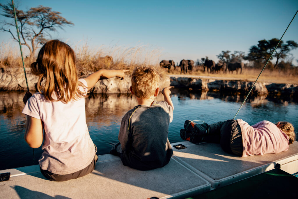enfants-observant-des-éléphants-au-bord-de-la-rivière-Kwando