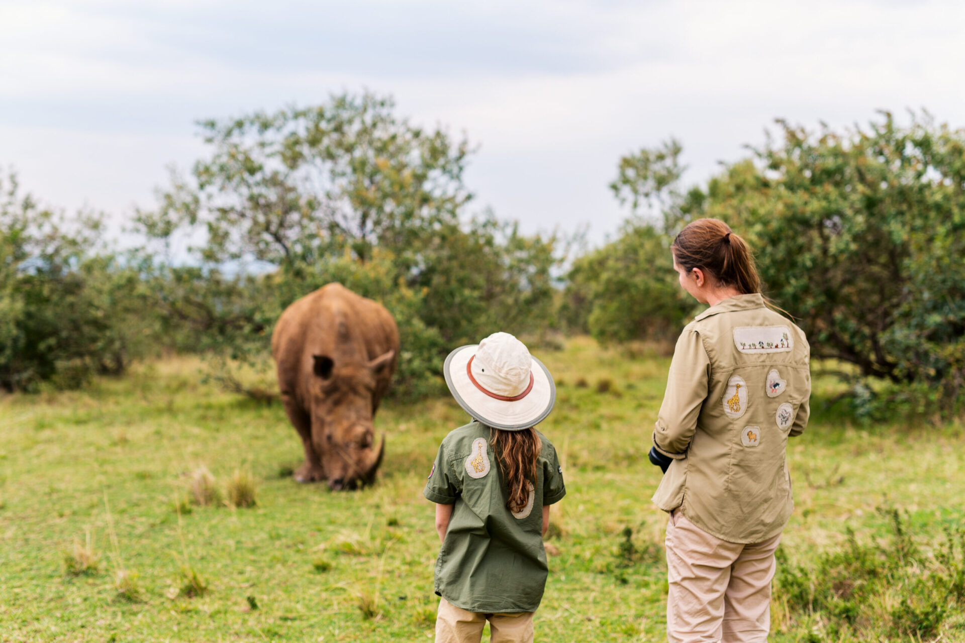 safari-famille-approchant-un-rhinocéros-blanc